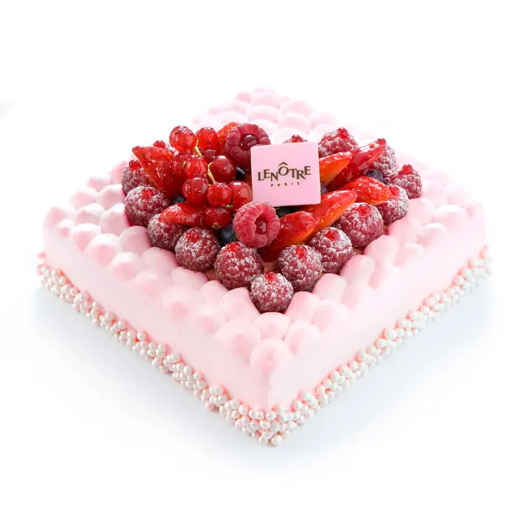 Gâteau carré rose garni de framboises, groseilles et fraises, perles de sucre sur les bords — pâtisserie de la saint Valentin par Lenôtre.