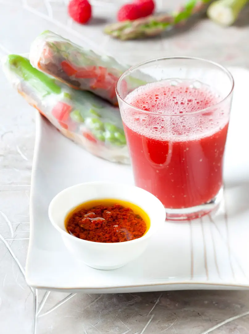 cocktail framboise au freixenet avec rouleaux de printemps et sauce pimentee photographe culinaire bordeaux