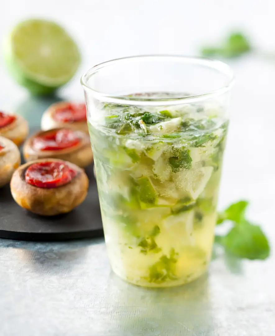 cocktail freixenet mojito menthe citron vert avec champignons en fond photographe culinaire bordeaux