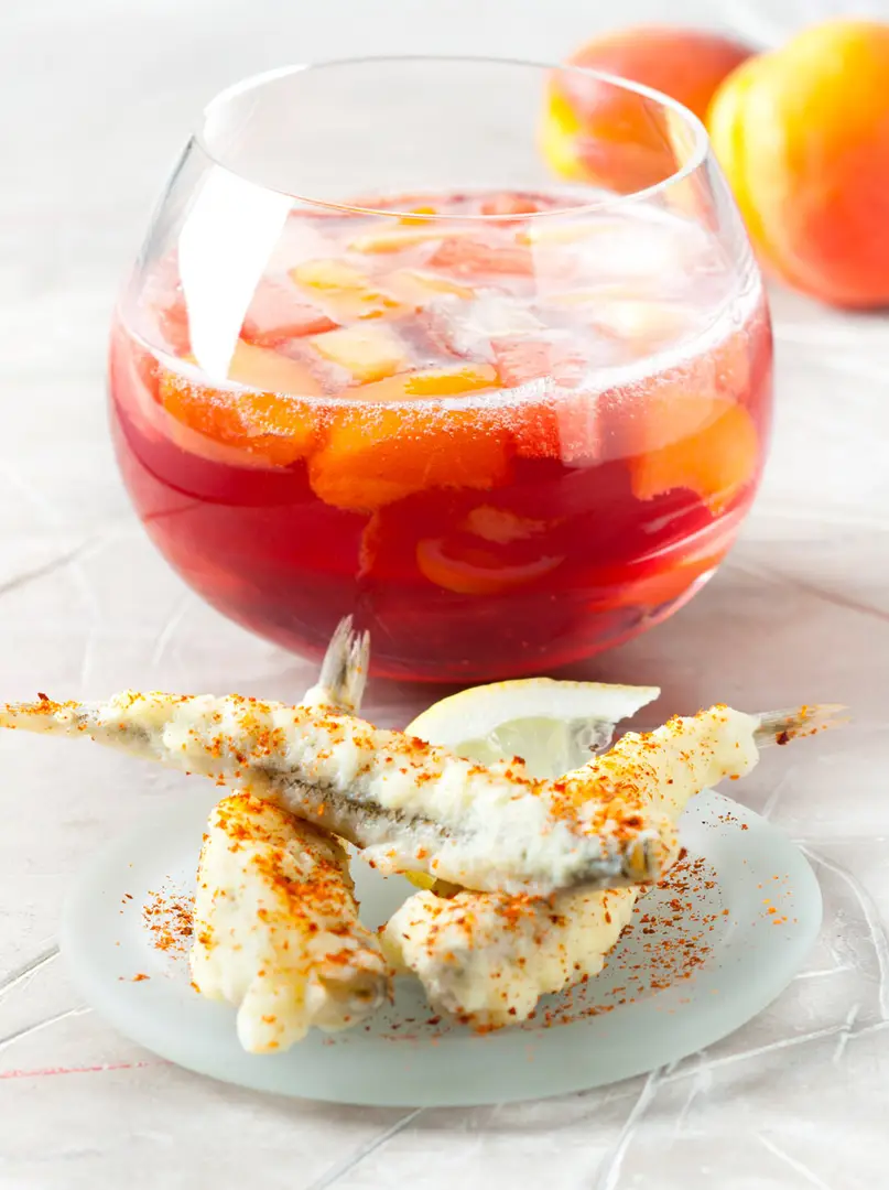 sangria rouge au freixenet aux peches avec tapas de poisson tempura citron photographe culinaire bordeaux