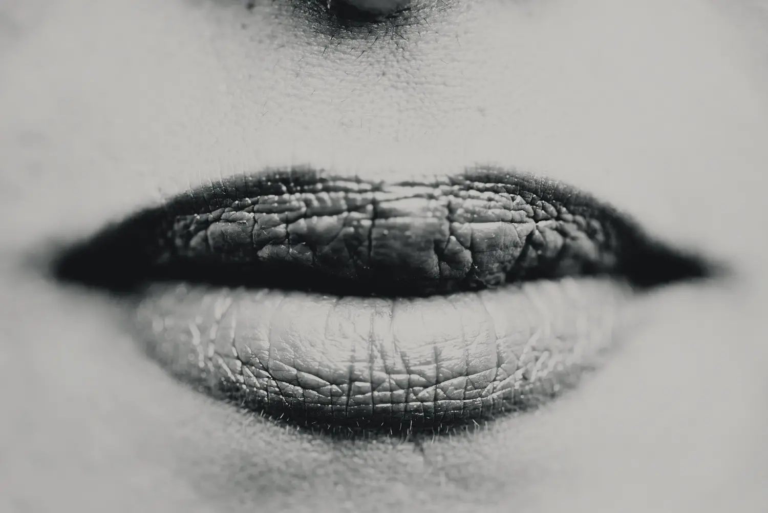 gros plan bouche levres maquillage photographie studio noir blanc