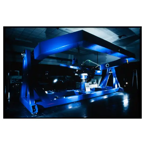 machine industrielle avec structure métallique bleue en atelier pour test de cockpit