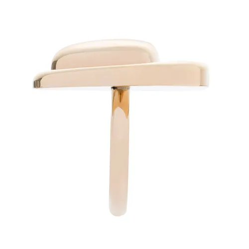 Bague en or vue de profil, anneau fin et plateau bombé poli, finition miroir ; packshot détouré sur fond blanc, rendu métal après retouche pour fiche produit.