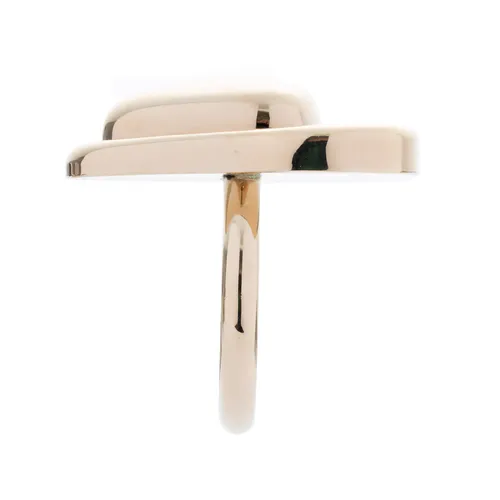 Bague en or vue de profil, anneau fin et plateau bombé poli, finition miroir ; packshot détouré sur fond blanc, rendu métal avant retouche pour fiche produit.