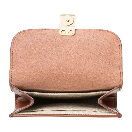 Portefeuille en cuir marron ouvert, vue intérieure sous rabat : fermoir pression doré— packshot détouré sur fond blanc après retouche.