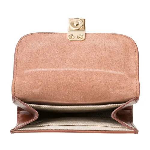 Portefeuille en cuir marron ouvert, vue intérieure sous rabat : fermoir pression doré— packshot détouré sur fond blanc avant retouche.