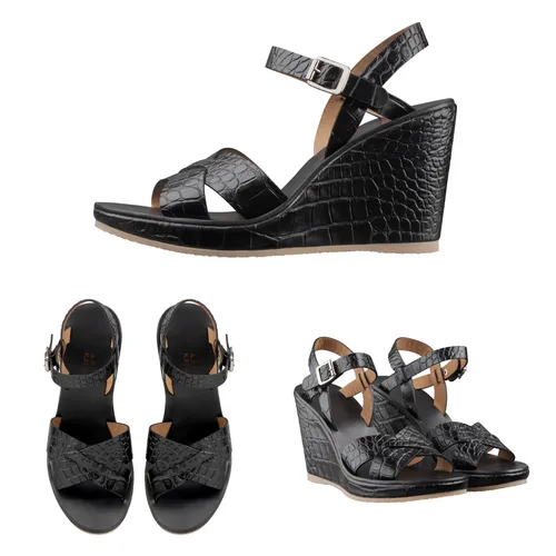 Packshot e-commerce – 3 vues de sandales compensées femme en cuir noir effet croco : vue profil montrant le talon compensé et la semelle, vue dessus de la paire alignée, vue 3/4 de la paire ; brides croisées à l’avant, bride cheville avec boucle métallique, détourage sur fond blanc, éclairage studio.