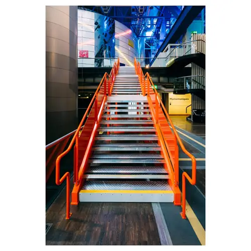 escalier moderne orange dans un intérieur industriel à la villette