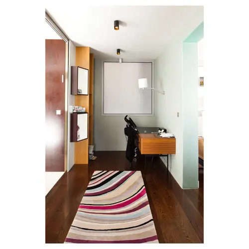 photographie d'architecture avec un bureau design et un tapis aux motifs graphiques