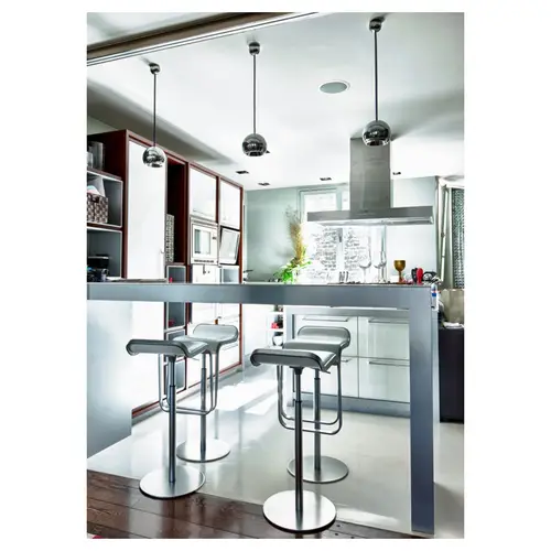 photographie d'architecture dans une cuisine moderne avec ilot central tabourets design et luminaire chromes