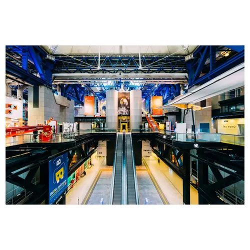 intérieur industriel moderne avec escalator et structures métalliques