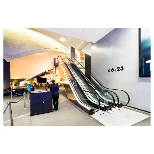 intérieur cinéma moderne avec escalator et hall