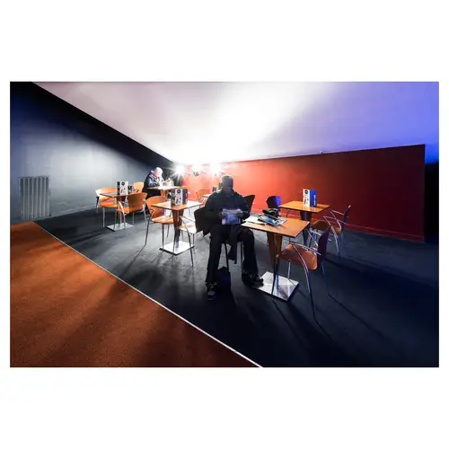 espace détente intérieur d'un cinéma avec tables et chaises