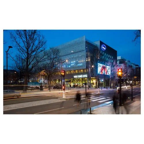 prise de vue d'architecture, d'une facade decinéma ugc ciné cite de nuit à paris