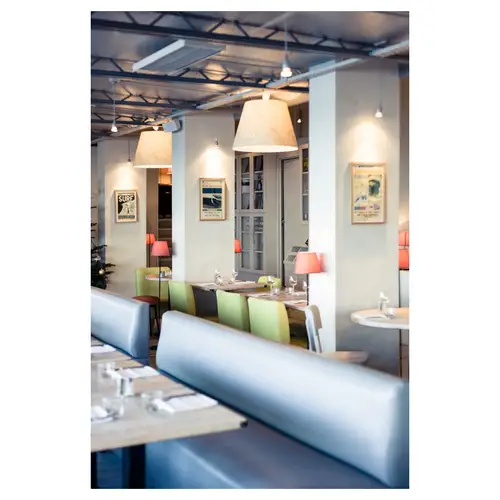 intérieur restaurant à biarritz, salle à manger moderne ambiance cosy