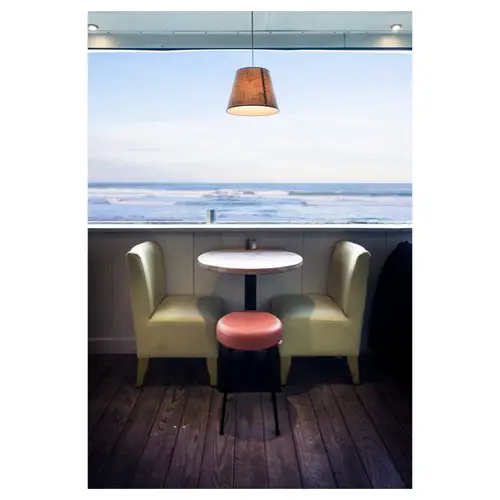 reportage décoration, d'un restaurant avec une table de restaurant face à la mer à biarritz