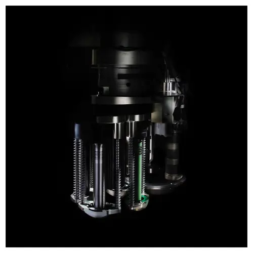 réalisation d'image industrielle, avec le détail des outils de la tête de découpe sur fond noir