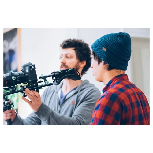 reportage corporate d'un making of, d'une équipe de tournage pub avec 2 membres de l'équipe et la caméra