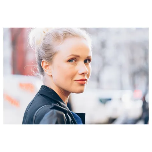 reportage corporate d'un making of avec une mannequin, regardant le photographe