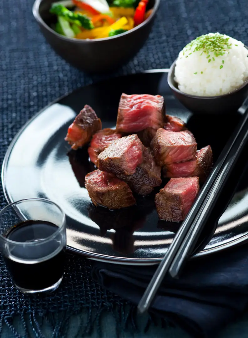 cubes de boeuf grille avec riz et sauce, photographe culinaire bordeaux
