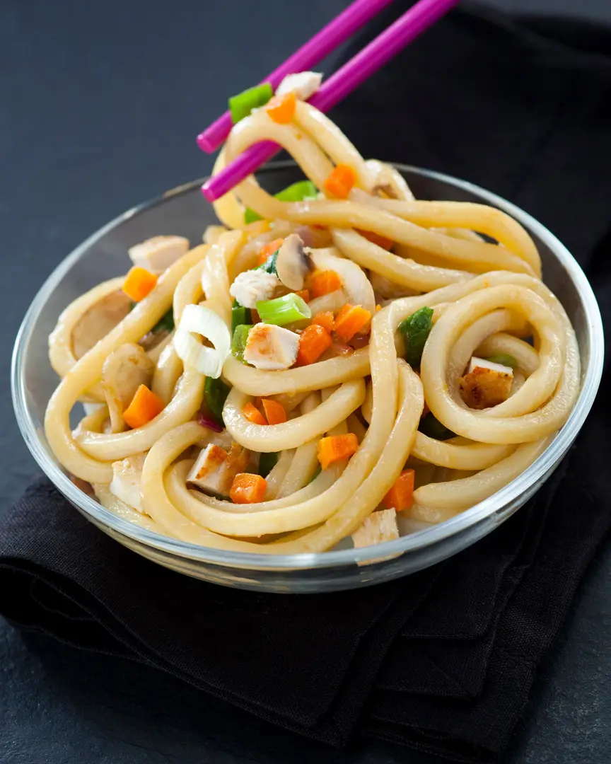 bol de nouilles udon sautees avec legumes et baguettes, photographe culinaire bordeaux