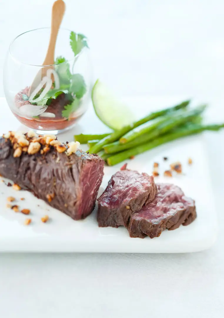 boeuf saisi avec asperges et sauce aux herbes civ interbev photographe culinaire bordeaux