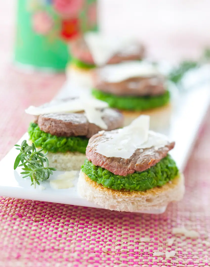 toasts agneau sur puree de petits pois copeaux de parmesan civ photographe culinaire bordeaux