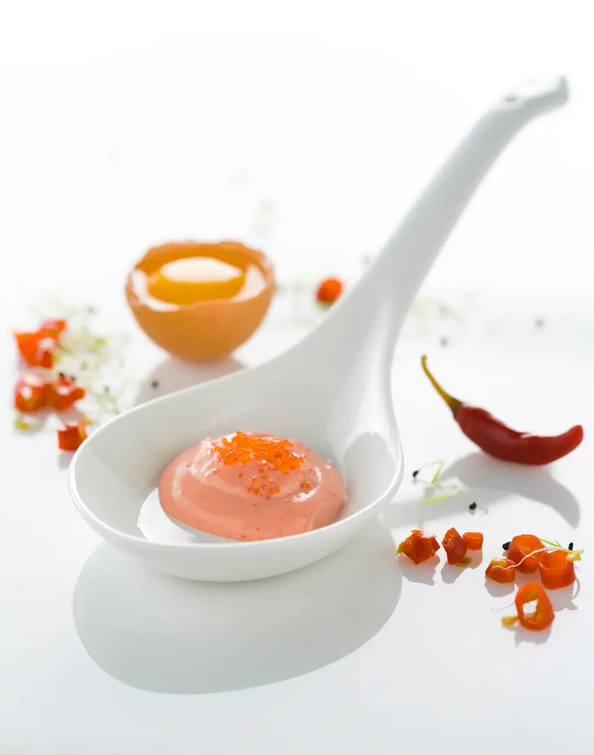cuillere de mayo epicee avec oeuf et piment, photographe culinaire bordeaux