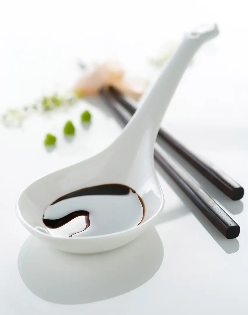 cuillere de sauce soja avec baguettes, photographe culinaire bordeaux