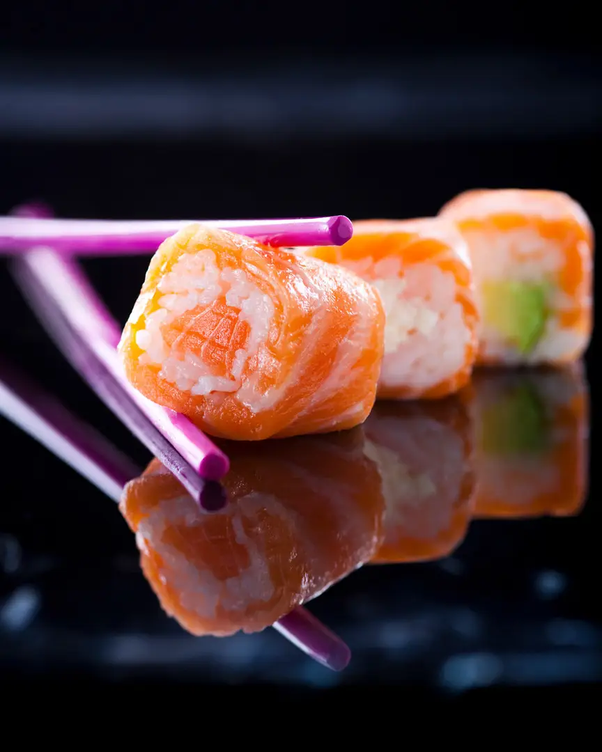 roll saumon et riz avec baguettes violettes, photographe culinaire bordeaux