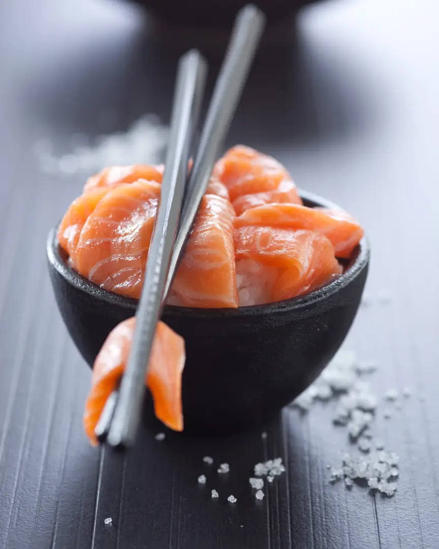 sashimi de saumon dans bol noir avec sel, photographe culinaire bordeaux