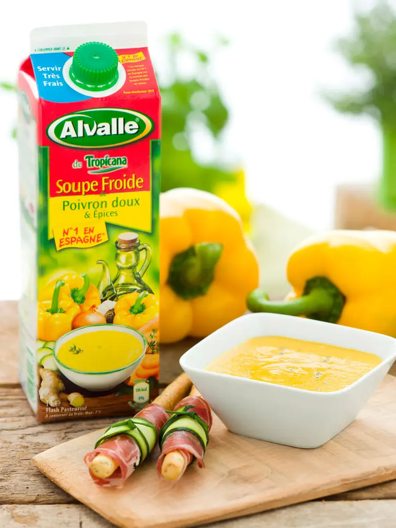 brique alvalle soupe froide poivron epices avec bol et gressins jambon concombre, photographe culinaire bordeaux