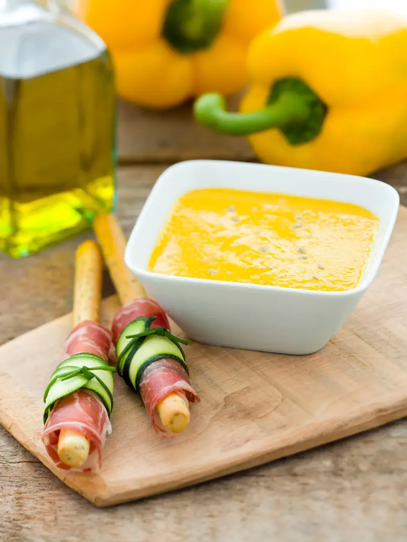 bol de soupe poivron jaune avec gressins enrobes de jambon et rubans de concombre, photographe culinaire bordeaux