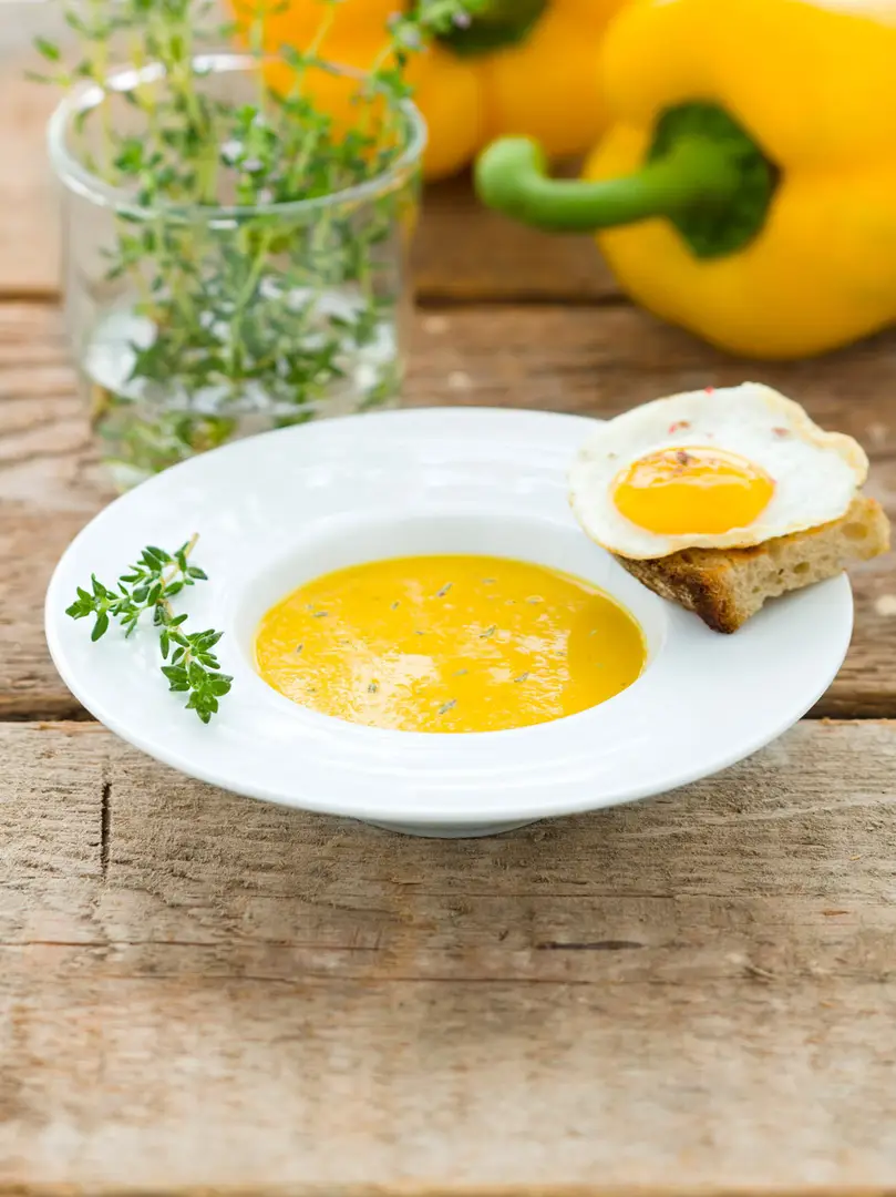 assiette de soupe jaune avec toast et oeuf au plat, photographe culinaire bordeaux