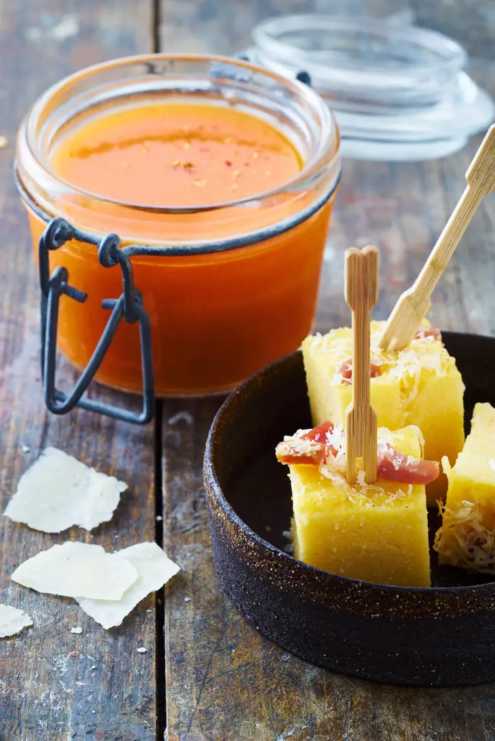 bocal de soupe rouge avec cubes de polenta parmesan et jambon sur piques, photographe culinaire bordeaux