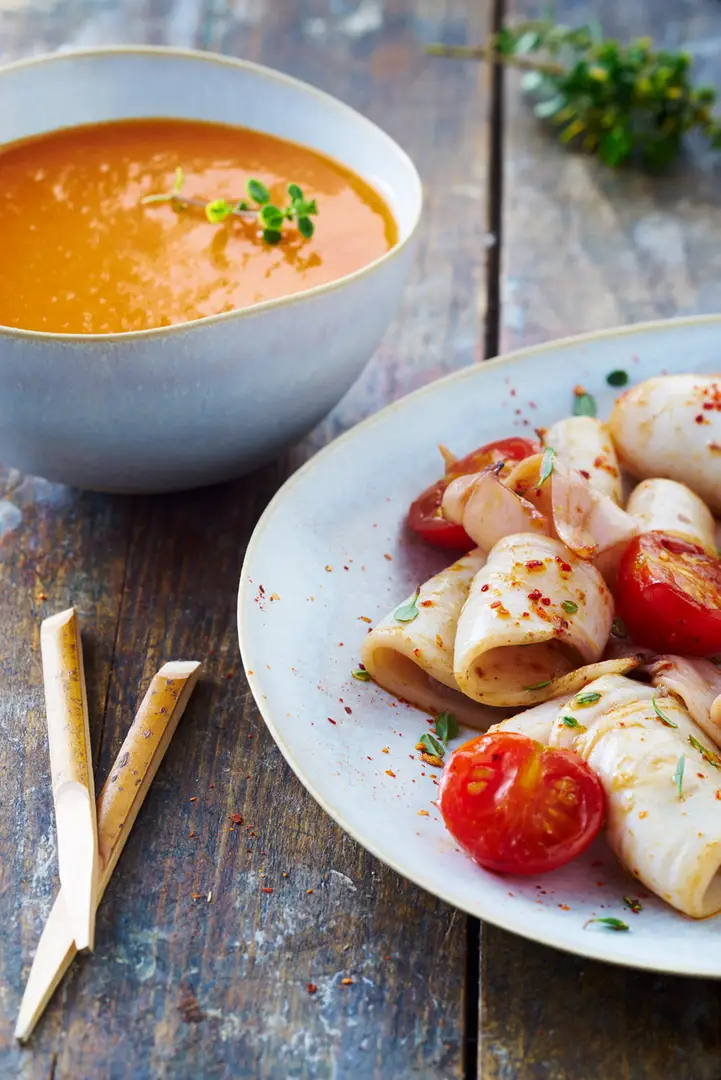 bol de soupe rouge et assiette de calamars aux tomates et epices, photographe culinaire bordeaux