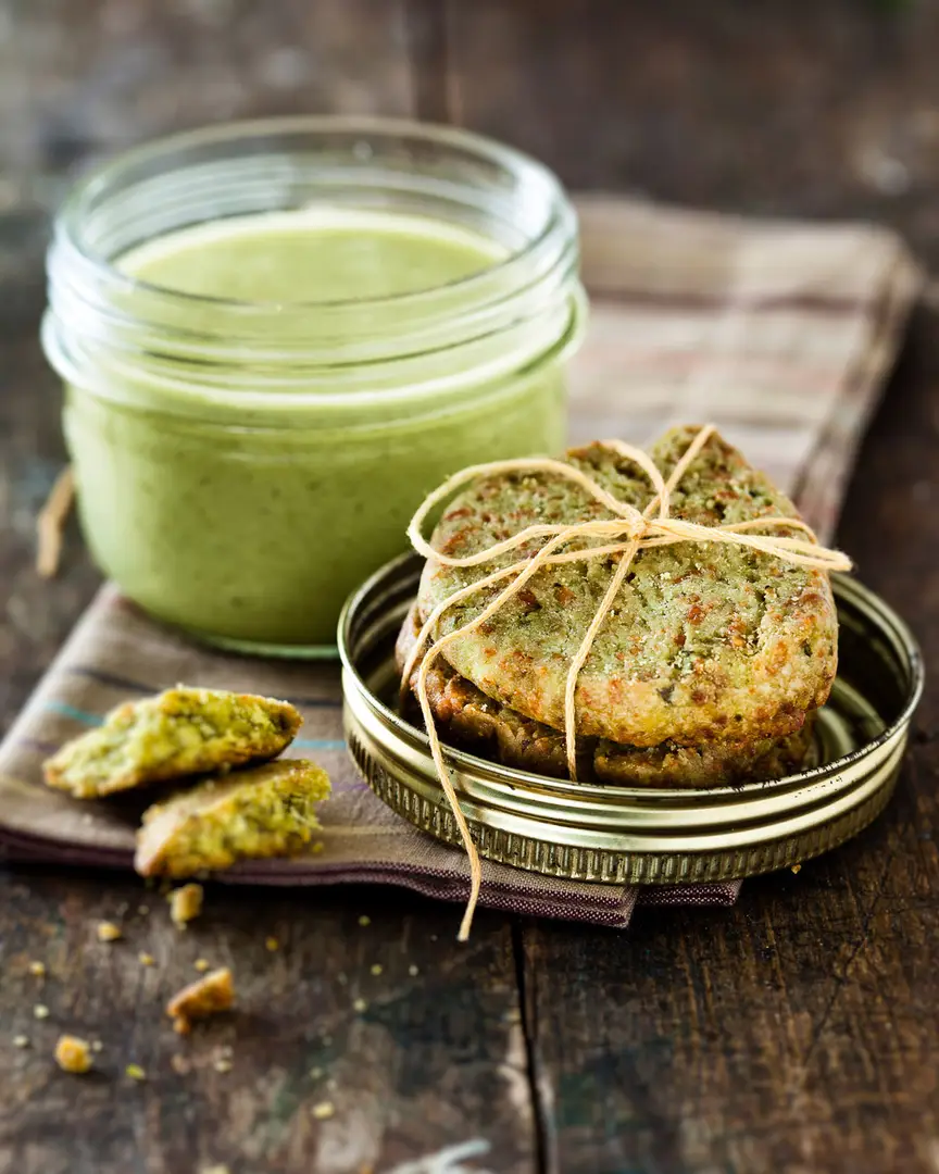 bocal de soupe verte et biscuits sales lies par ficelle, photographe culinaire bordeaux