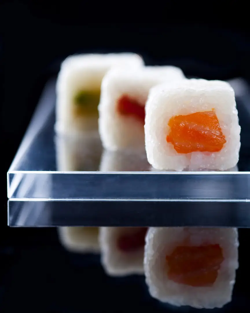 sushi cube de riz avec coeur saumon, fond noir, photographe culinaire bordeaux