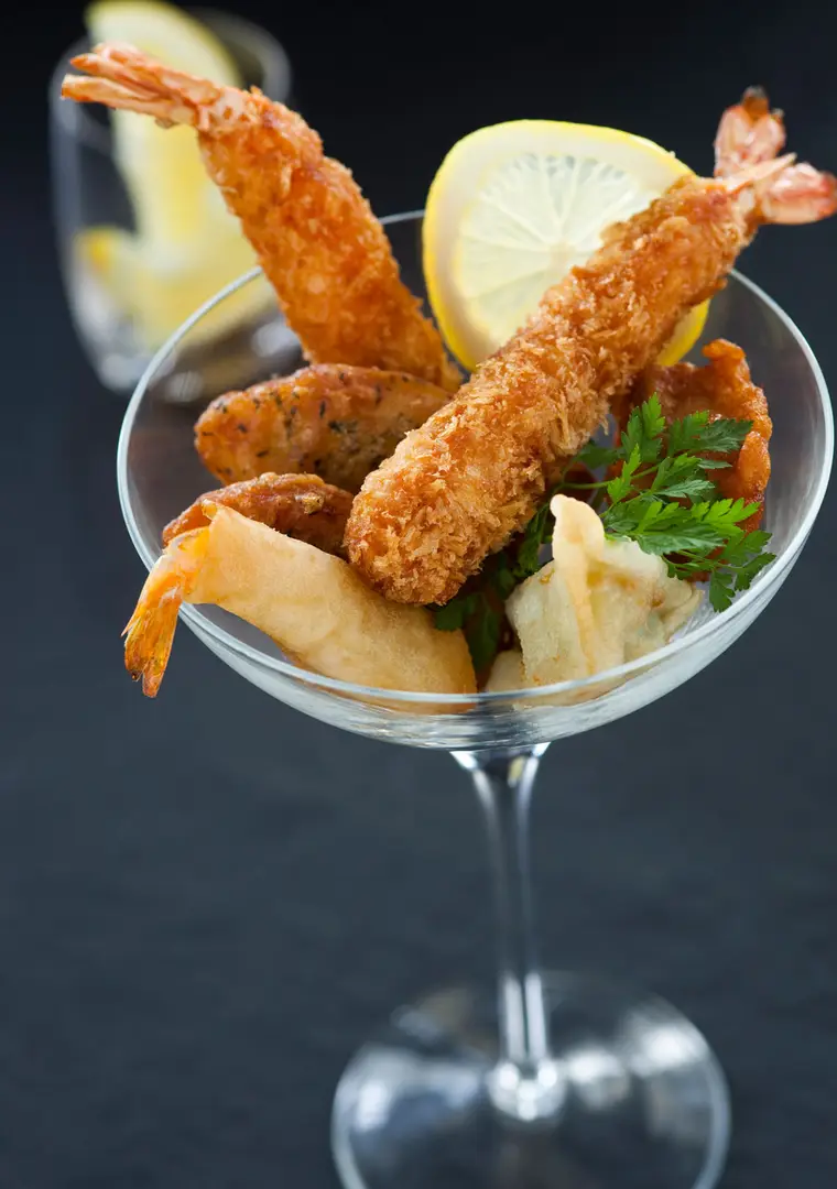 tempura de crevettes en verre avec citron, photographe culinaire bordeaux
