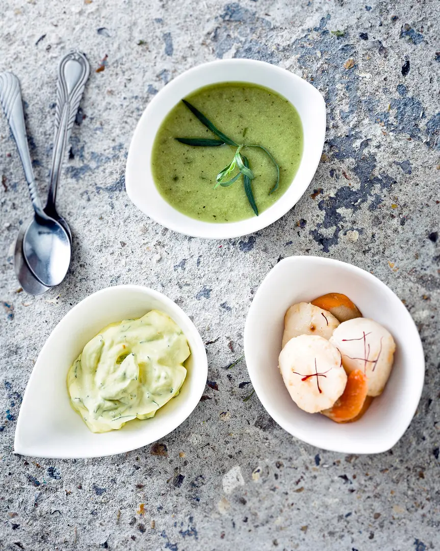 trois bols avec soupe verte sauce cremeuse et coquilles saint jacques, photographe culinaire bordeaux