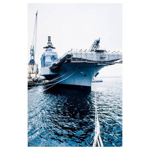 Navire militaire a quai avec échafaudages et grue de chantier, photographie industrielle maritime