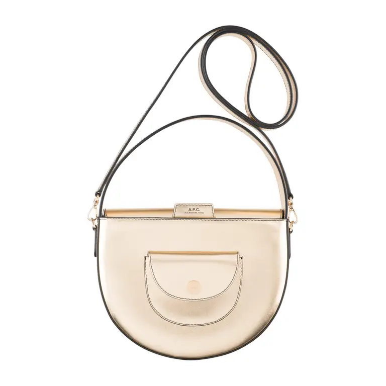 Photo packshot d’un sac rond métallisé doré avec bandoulière, sur fond blanc