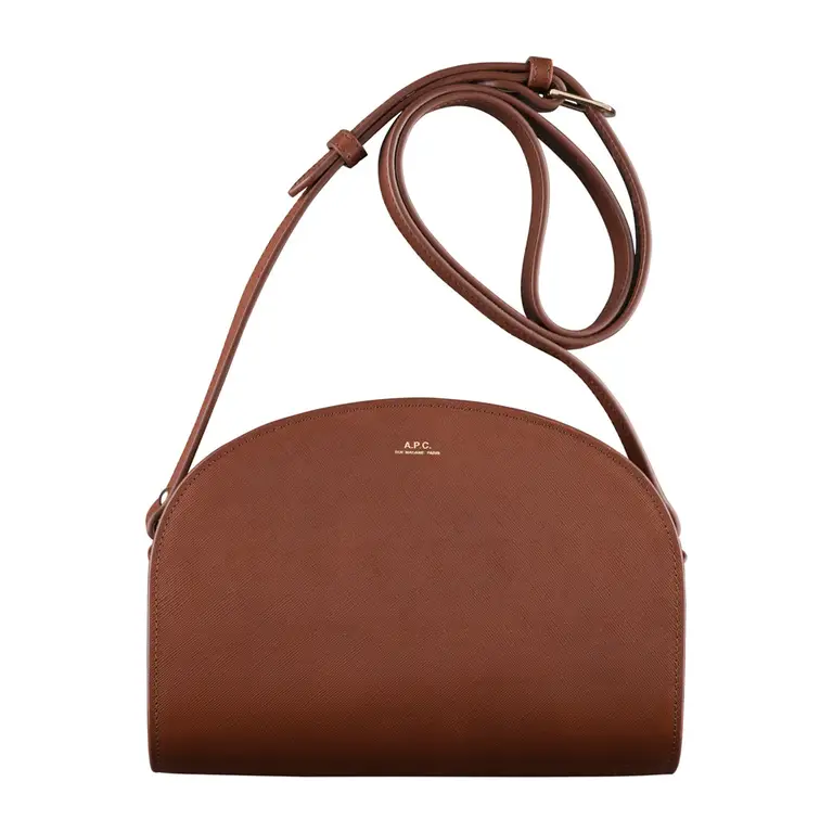 Photographie packshot d’un sac bandoulière demi-lune en cuir marron, fond blanc, studio à Bordeaux