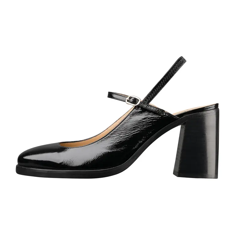 Packshot d’un escarpin, slingback vernis noir avec bride et talon large, fond blanc