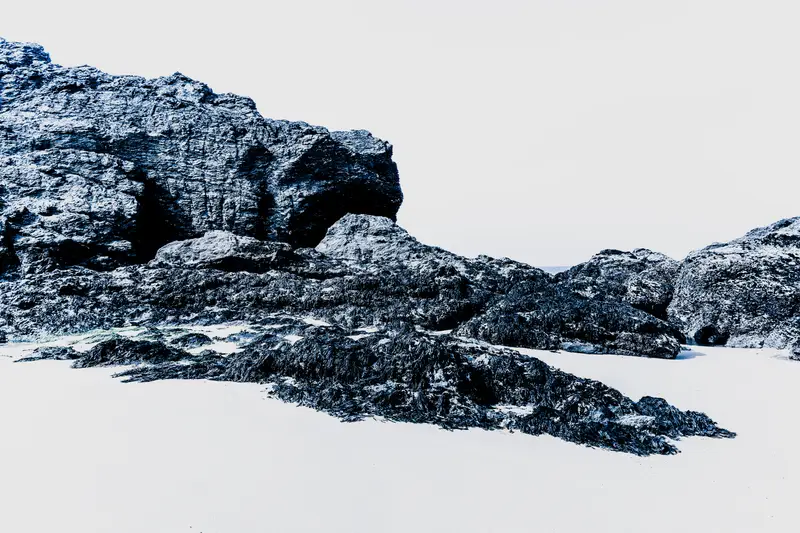 Masse rocheuse sculptée par l’océan, Belle-Île-en-Mer – paysage côtier, démarche plasticienne