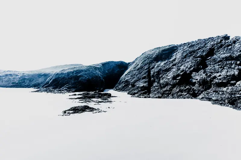Falaises sombres et sable clair, Belle-Île-en-Mer – textures minérales, série Welcome to Mars