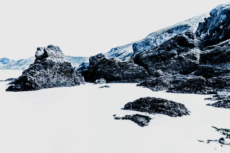 Chaos granitique sur plage blanche, Belle-Île-en-Mer – photographie d’auteur, approche plasticienne