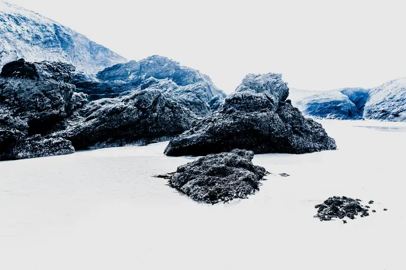 Îlots rocheux et lagune miroir, Belle-Île-en-Mer – lumière froide, paysage contemporain