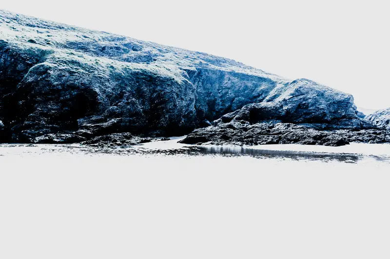 Bloc rocheux monumental en premier plan, Belle-Île-en-Mer – matière et relief, série Welcome to Mars