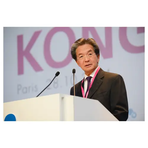 reportage événementiel sur un intervenant en costume donnant un discours à la conference hktdc à paris